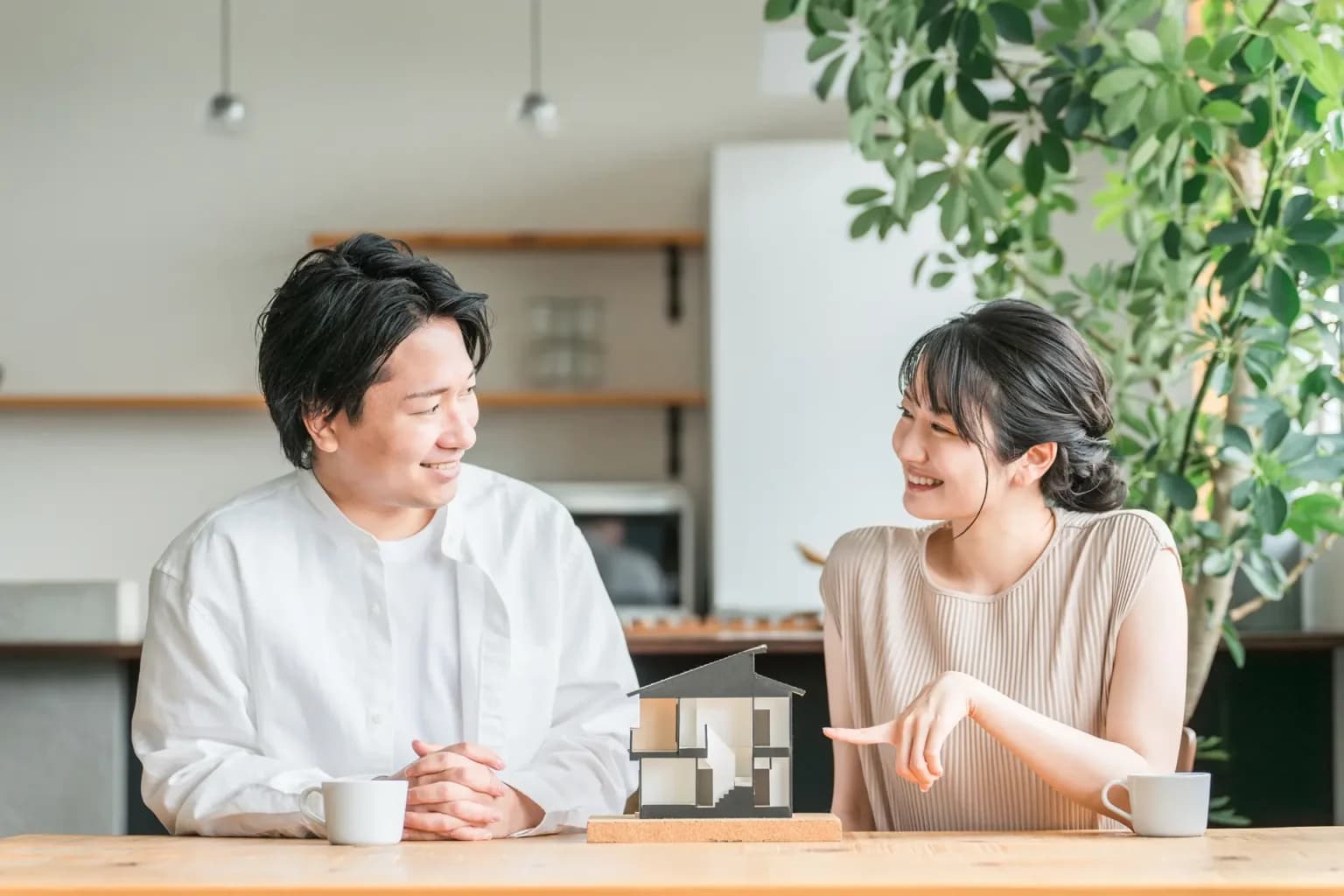 友情結婚パートナーと並んで座るカップル